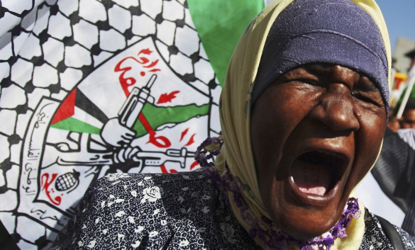 أنصار حركة فتح الفلسطينية يشكلون هرم بشري خلال مسيرة لدعم الرئيس الفلسطيني محمود عباس في رام الله.