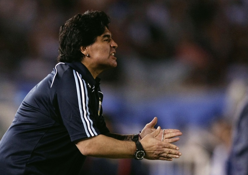 فرحة هيستيرية لمارادونا بعد تسجيل فريقه الهدف الثاني على البيرو خلال التصفيات المؤهلة لكأس العالم 2010 لكرة القدم في بوينس ايرس.