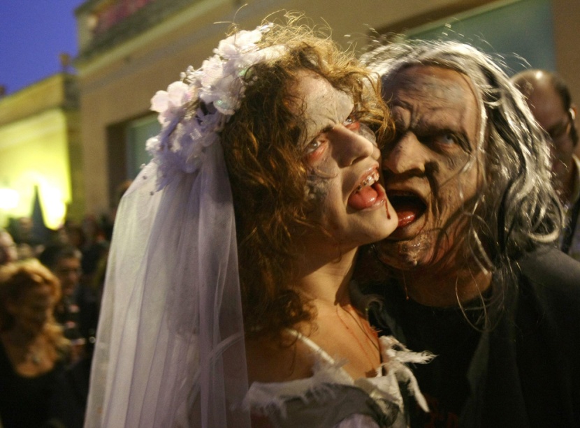 أسبان بأشكال وملابس مرعبة يجوبون شوارع سيتغيس لحضور العرض الأول لفيلم "Zombieland" المشارك في مهرجان سيتغيس للأفلام.