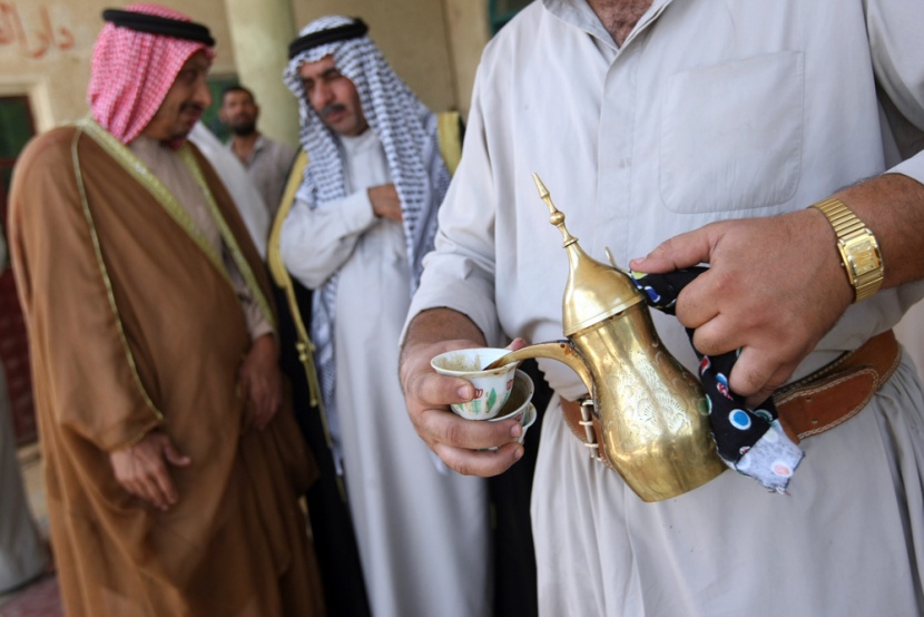 عراقي يكرم ضيوفه ويصب القهوة العربية التقليدية خلال اجتماع لزعماء القبائل السنية في بغداد لتعلن مشاركتها في انتخابات يناير القاد