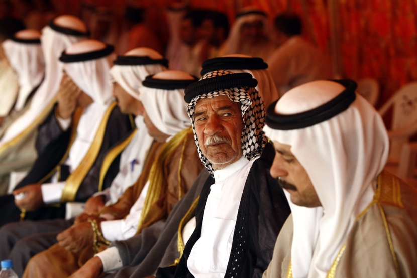عراقي يكرم ضيوفه ويصب القهوة العربية التقليدية خلال اجتماع لزعماء القبائل السنية في بغداد لتعلن مشاركتها في انتخابات يناير القاد
