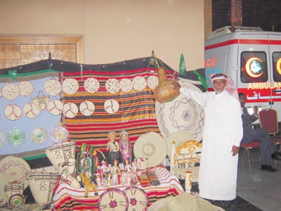 مسن سعودي يستثمر مهرجانات العاصمة في بيع القطع الأثرية