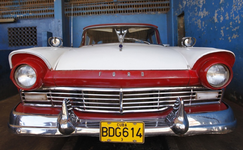 السيارة فورد 1954 من طراز V8 تجوب شوارع قرية كويفيكان  جنوب العاصمة الكوبية هافانا.