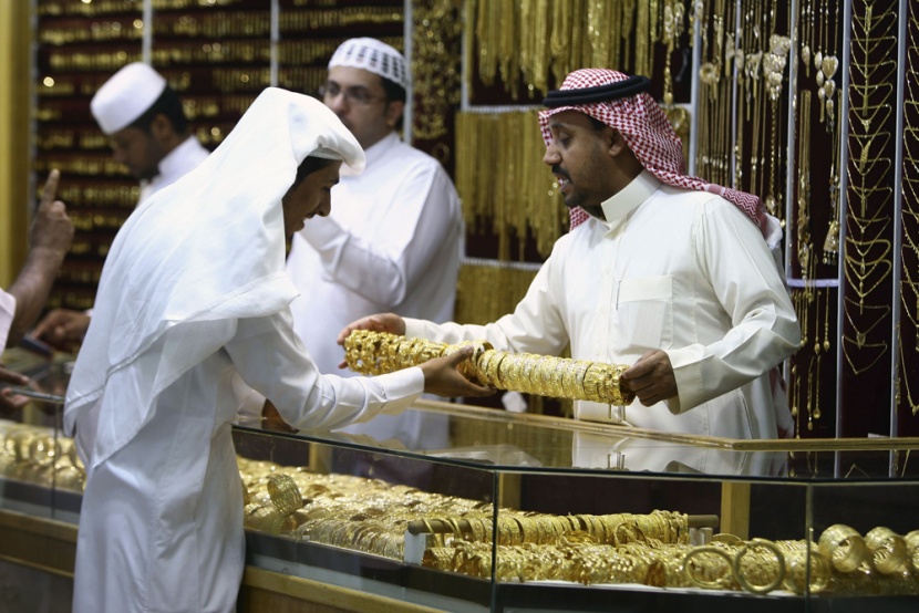 صائغ سعودي يعرض أساور من الذهب في متجره في العاصمة السعودية الرياض.