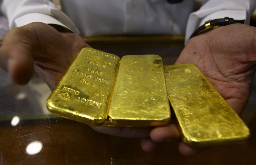 صائغ سعودي يعرض أساور من الذهب في متجره في العاصمة السعودية الرياض.