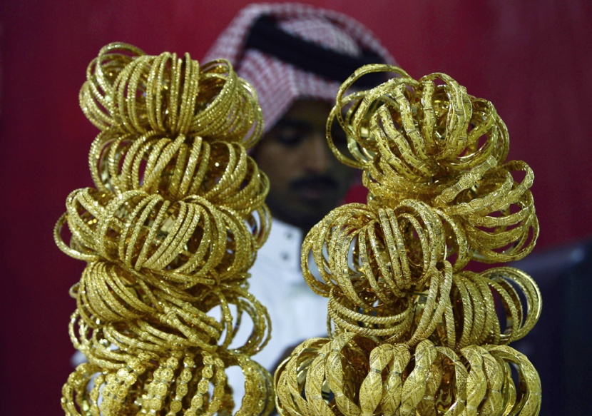صائغ سعودي يعرض أساور من الذهب في متجره في العاصمة السعودية الرياض.