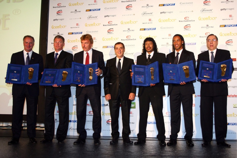 صورة جماعية للنجوم الفائزين بجائزة القدم الذهبية لعام 2009 خلال حفل أقيم في مدينة مونت كارلو.