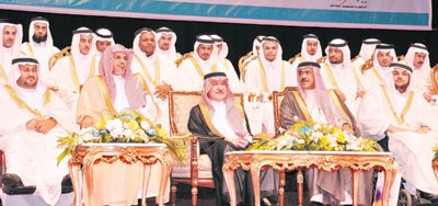 الأمير سطام يشارك 51 معاقا فرحتهم بالزواج.. ويكرّم الرعاة
