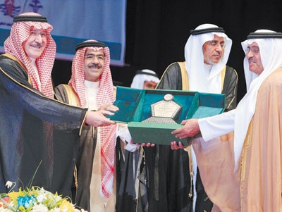 الأمير سطام يشارك 51 معاقا فرحتهم بالزواج.. ويكرّم الرعاة