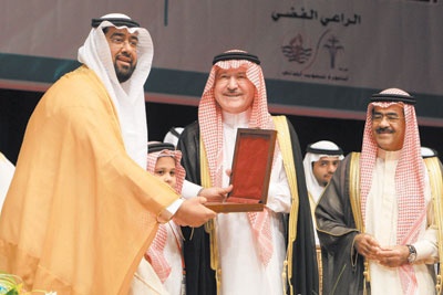 الأمير سطام يشارك 51 معاقا فرحتهم بالزواج.. ويكرّم الرعاة