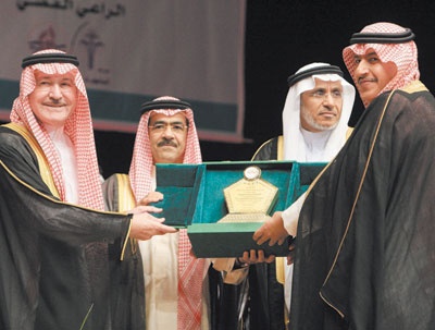 الأمير سطام يشارك 51 معاقا فرحتهم بالزواج.. ويكرّم الرعاة