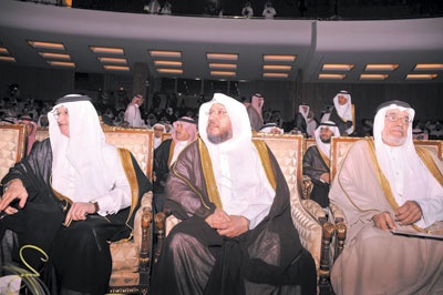 الأمير سطام يشارك 51 معاقا فرحتهم بالزواج.. ويكرّم الرعاة