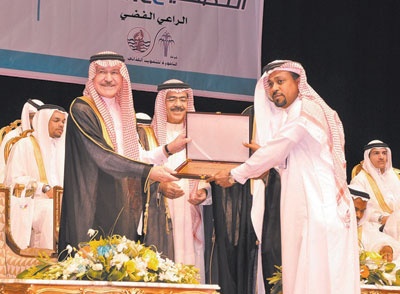 الأمير سطام يشارك 51 معاقا فرحتهم بالزواج.. ويكرّم الرعاة