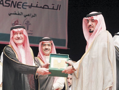 الأمير سطام يشارك 51 معاقا فرحتهم بالزواج.. ويكرّم الرعاة