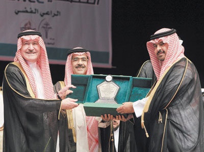 الأمير سطام يشارك 51 معاقا فرحتهم بالزواج.. ويكرّم الرعاة