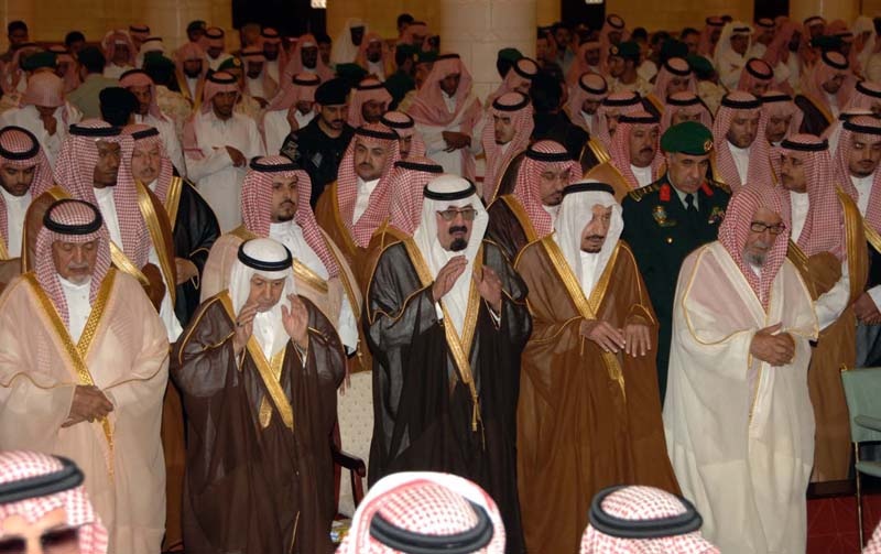 الملك يؤدي صلاة الميت على الأميرة هيا بنت عبدالعزيز