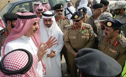 أمير جازان يتفقد مواقع الإيواء ويؤكد: المملكة لن تسمح بتدنيس أراضيها