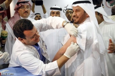 وزير الصحة يبدأ حملة التطعيم ضد أنفلونزا الخنازير بنفسه مع طفلته هناء