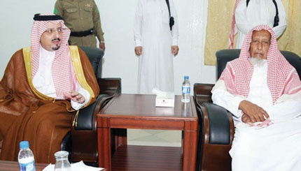 أمير عسير ينقل تعازي القيادة لأسرة الشهيد العسيري