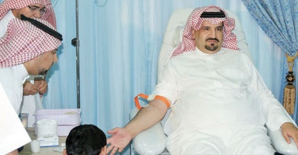 أمير الجوف يتقدّم المتبرعين بالدم