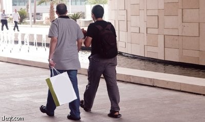 طلاب يتجاوزون عوائق «مندوب المبيعات» بدافع إغراء الوظيفة