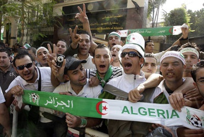 إصابة 3 لاعبين أثر تعرض حافلة المنتخب الجزائري للرشق بالحجارة  في مطار القاهرة
