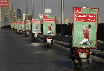 إصابة 3 لاعبين أثر تعرض حافلة المنتخب الجزائري للرشق بالحجارة  في مطار القاهرة