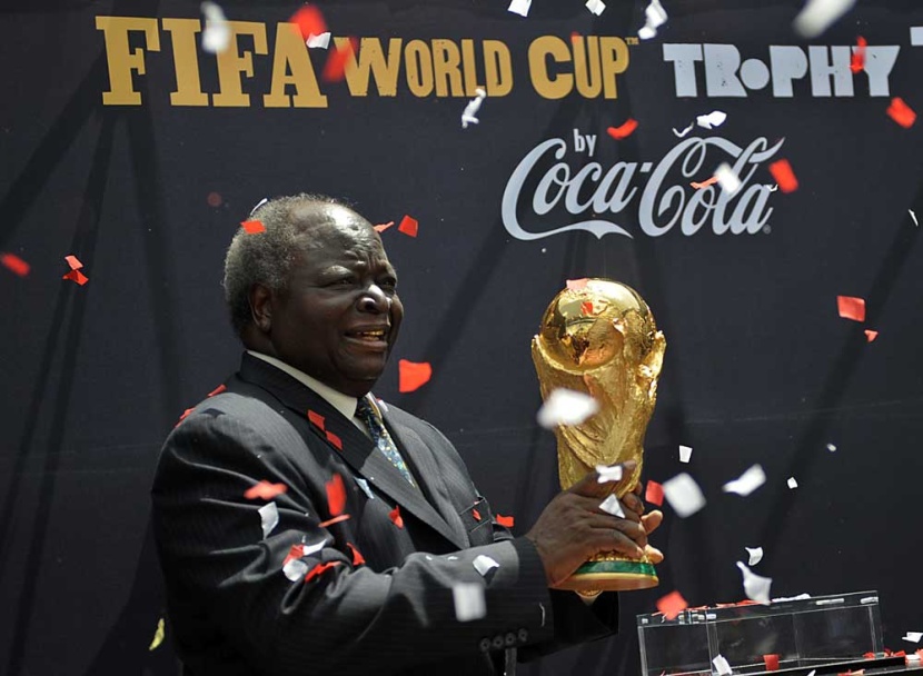 الرئيس الكيني مواي كيباكي يكشف النقاب عن كاس العالم  ، وسوف يمر الكأس على  53 دول افريقية  وينتهي في جنوب إفريقيا لاستضافة نهائي