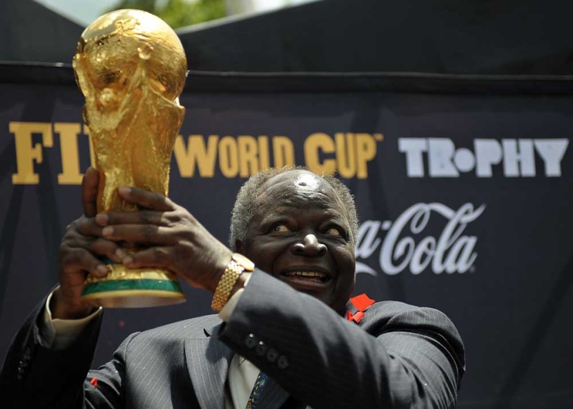 الرئيس الكيني مواي كيباكي يكشف النقاب عن كاس العالم  ، وسوف يمر الكأس على  53 دول افريقية  وينتهي في جنوب إفريقيا لاستضافة نهائي