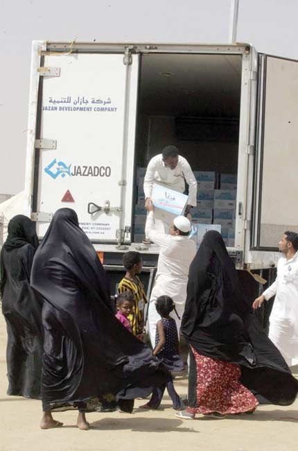 سعوديات يسجلن حضورا نسائيا في مركز إيواء النازحين