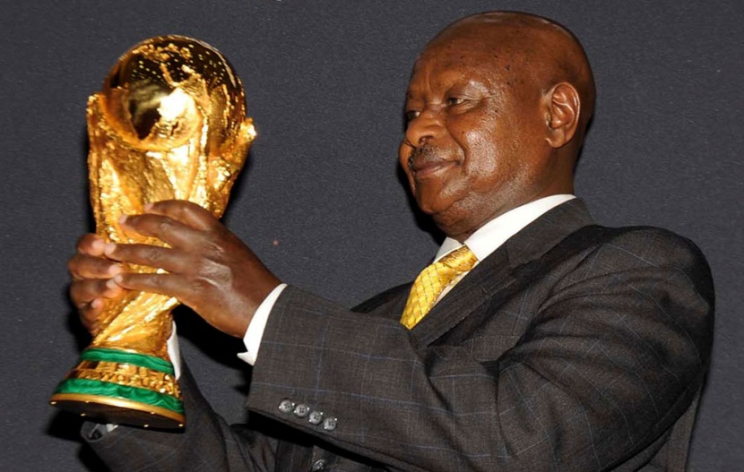 الرئيس الأوغندي يوري موسيفيني يحمل كأس العالم 2010 لكرة القدم عند وصوله إلى قصر الرئاسة خلال جولة لكاس العالم لأغلب دول إفريقيا