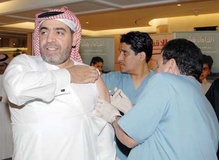 «الأبحاث والتسويق» تطعم منسوبيها بلقاح H1N1