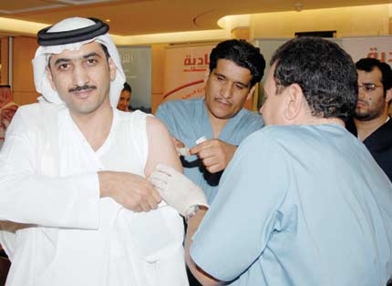 «الأبحاث والتسويق» تطعم منسوبيها بلقاح H1N1