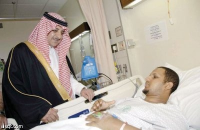 أمير تبوك ينقل تعازي القيادة لأسر الشهداء في المواجهات مع المتسللين