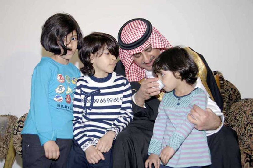الأمير فهد بن سلطان أمير تبوك يلاطف بنات الشهيد المقدم سعيد العمري بعد أن زار أسر الشهداء ونقل تعازي القيادة