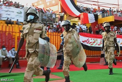مباراة مصر والجزائر.. مشجع جزائري يقتحم أرض الملعب قبل المباراة بساعات