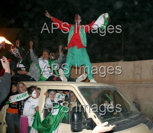 الجزائريون يستقبلون منتخب بلادهم لكرة القدم بحفاوة