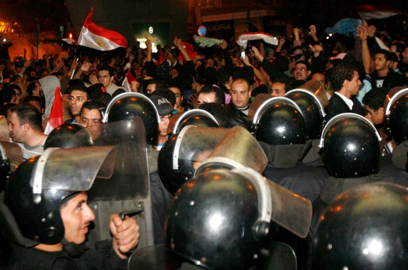 جرح 35 من عناصر الشرطة المصرية  في تظاهرة أمام السفارة الجزائرية في القاهرة