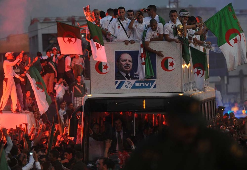 الرئيس بوتفليقة يستقبل المنتخب الجزائري