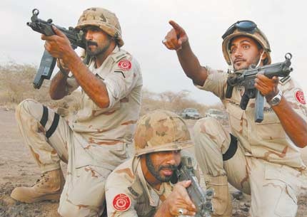 القوات السعودية تعزز وحداتها بـ «بيرانا وبرادلي»
