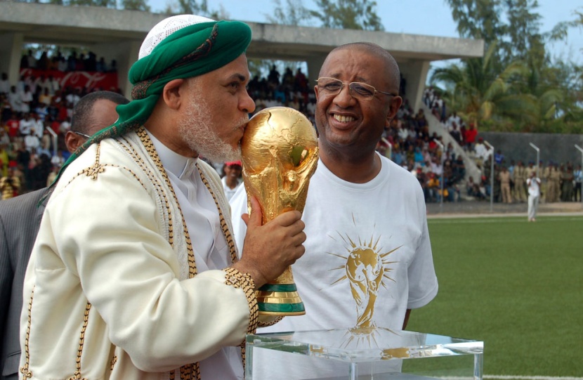 رئيس جزر القمر عبد الله محمد سامبي يطبع قبلات على كأس العالم فور وصوله إلى العاصمة موروني خلال جولة كاس العالم في جميع البلدان ا