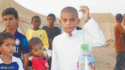 أطفال نادي جازان التطوعي يوزعون الهدايا والألعاب على الأطفال النازحين