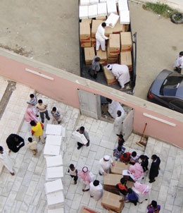 الجمعيات الخيرية تواصل توزيع المواد الغذائية وملابس العيد على النازحين