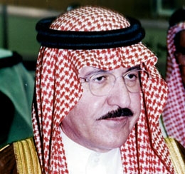 الأمير سطام يؤدي صلاة العيد.. ويستقبل المهنئين في قصر الحكم