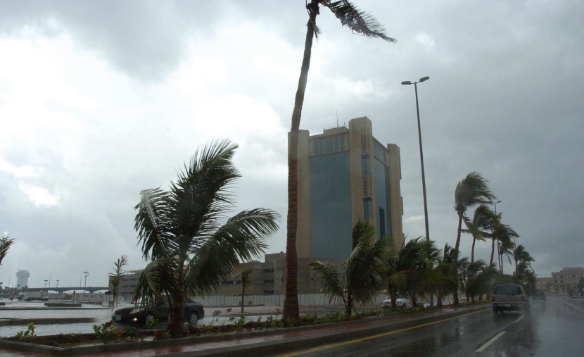 خادم الحرمين يوجه بتقديم مساعدات للمتضررين من الأمطار في جدة.. وارتفاع الوفيات إلى 83