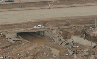 خادم الحرمين يوجه بتقديم مساعدات للمتضررين من الأمطار في جدة.. وارتفاع الوفيات إلى 83