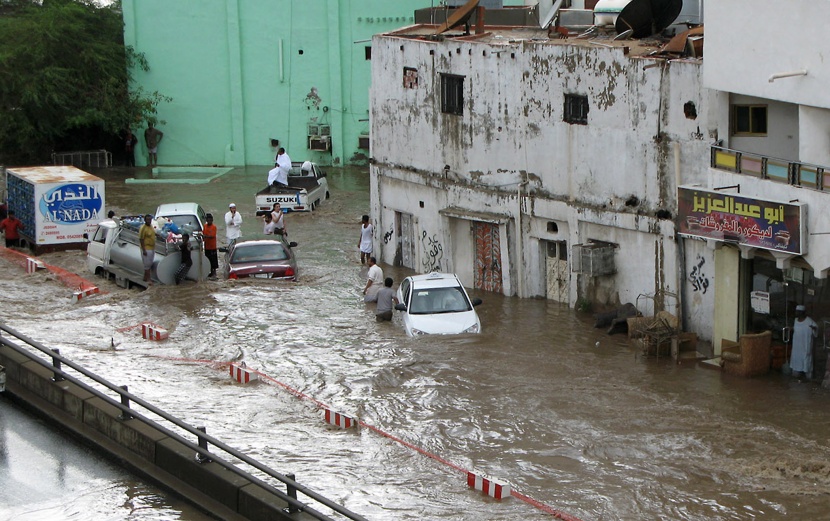 خادم الحرمين يوجه بتقديم مساعدات للمتضررين من الأمطار في جدة.. وارتفاع الوفيات إلى 83