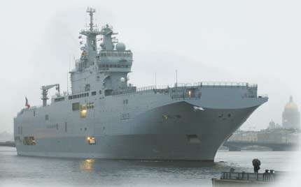 فرنسا تتباهى بسفينة حربية  وتثير انتباه الروس