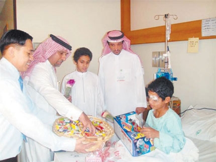 «تخصصي العيون» يعايد مرضاه بباقات الورد والهدايا