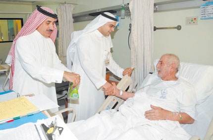 مستشفى الملك خالد الجامعي يعايد المرضى المنومين